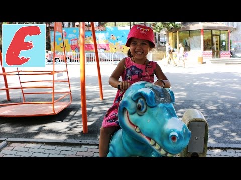 ემილია სეირნობს ზოოპარკში, ათვალიერებს ცხოველებს