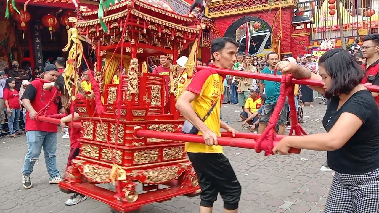 KERAMAIAN GOTONG TOA PE KONG CAP GO MEH SLAWI 2023