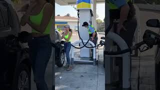 She stole gas from a cop! 😨😨🤬😡