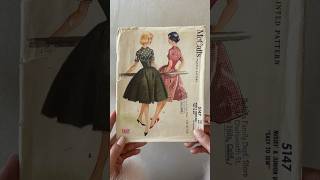 Making a 1950s housewife dress in 60 seconds #shortscreator #vintage #sewingpatterns #shorts