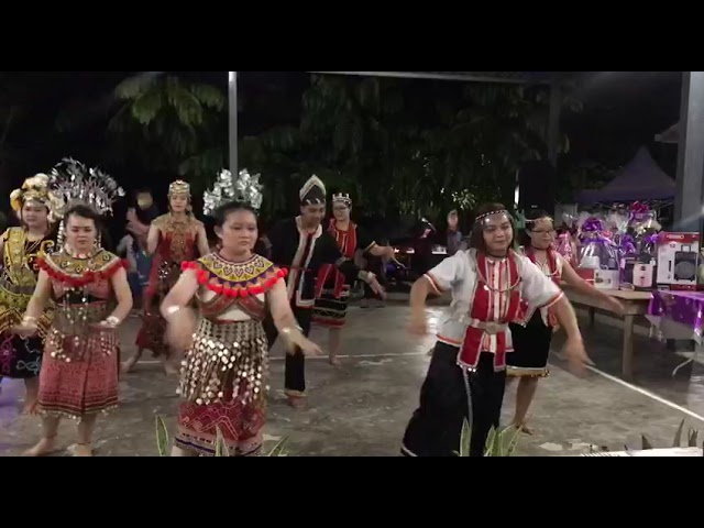 Ngajat Tampi Dari Sijompan Dancers class=