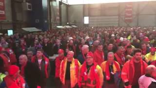 Grote manifestatie bij Tata Steel: duizenden werknemers verzamelen zich in fabriekshal