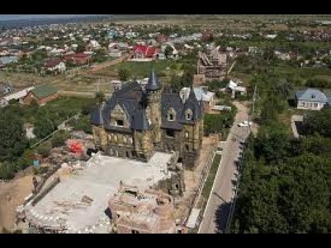 Встретила хозяина замка "Гарибальди"- магната Олега Гарибальдиевича Кузичкина.