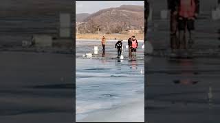 Рыбак провалился под лёд и утонул у всех на глазах!