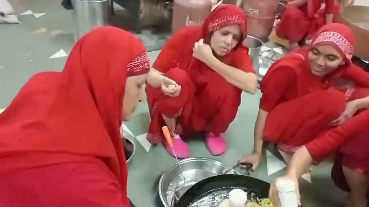 અનકુટોત્સવ ની તૈયારી કરતા સાંખ્યયોગી બહેનો