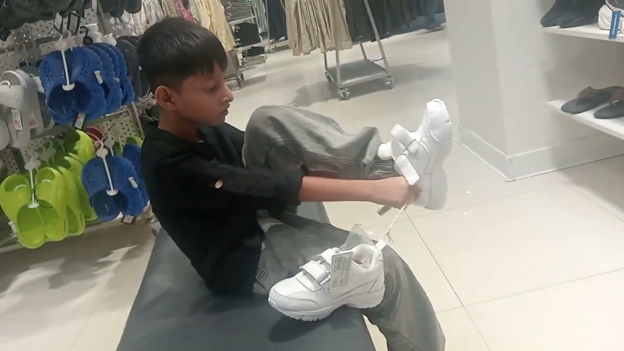 Vivaan  shoes showroom me gaya😱😀😍👟