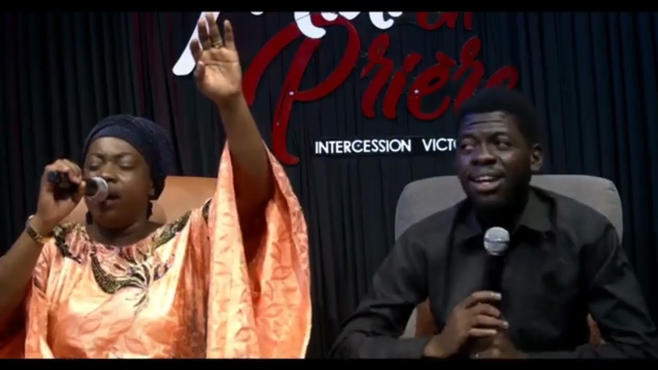 Amina ! La Femme Thamar à midi en prière.