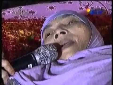 Een Sukaesih  Meski Terbaring Lemah, Ia Tetap Semangat Mengajar