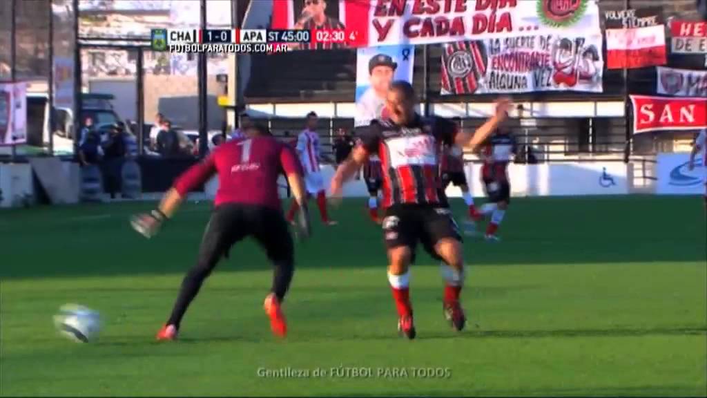 El increíble error de un delantero de Chacarita