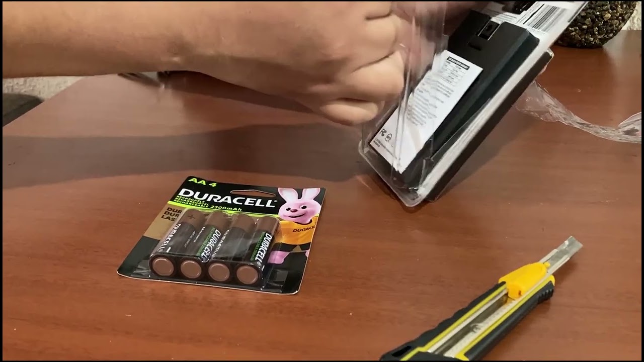 Unboxing Cargador con 4 Pilas recargables AA 2500 mah Duracell