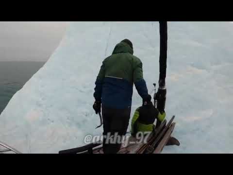 El susto de dos exploradores cuando el iceberg que escalaban se gira ...