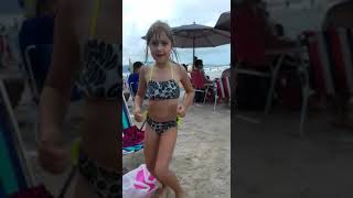 Gabriella Na Praia Dançando Bandinha