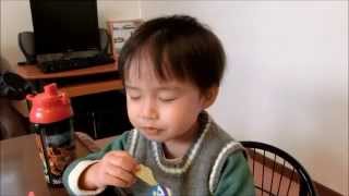 ウルトラマンVS仮面ライダーのDVDだ！（前編）　ポテチ食べながら寝る？　ゆうとん 2歳