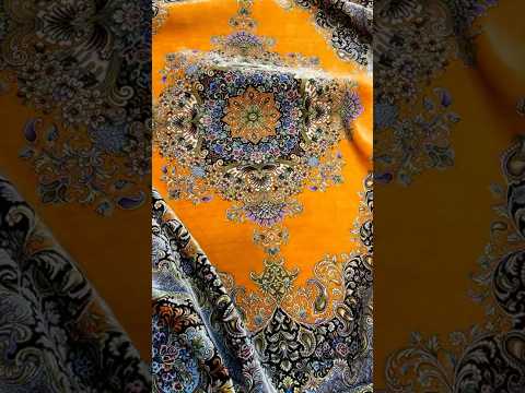 فرش تمام ابریشم قم بسیار خوش رنگ با رنگ زمینه نارنجی و طرح لچک ترنج
