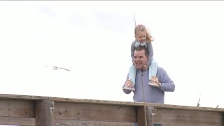 Whipping winds don't keep visitors from beaches on Thanksgiving