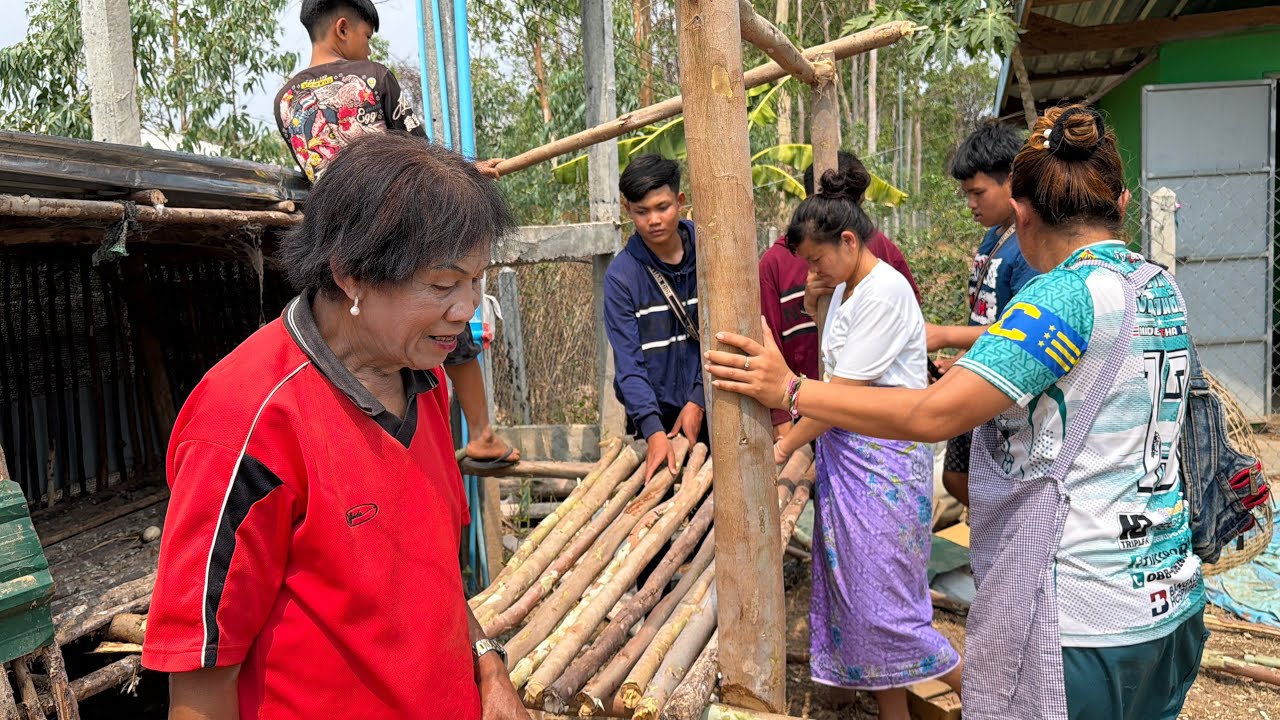 ทีมงานแม่สอน ช่วยกันทำคอกไก่ใหม่ อีแม่สอนสู้นะแม่