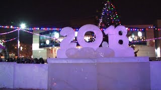 На площади Славы зажгли новогоднюю елку На площади Славы зажгли новогоднюю елку