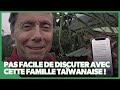Antoine de maximy essaie de communiquer avec une famille tawanaise  jirai dormir chez vous