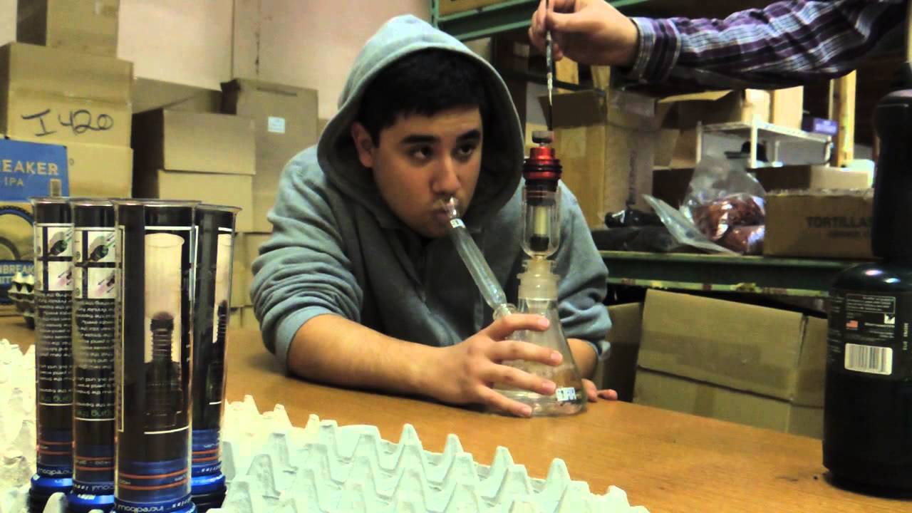 Incredibowl incredidab hash oil dab out of a stax bong - YouTube
