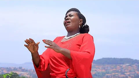 Omusalaba Ogwedda (Video)- Betty Muwanguzi- Ugandan Music