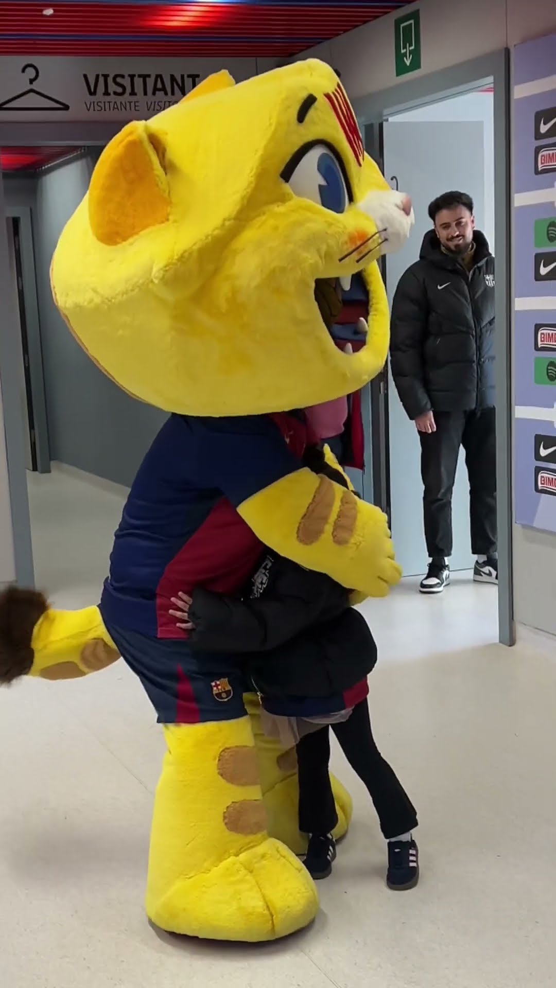 The Araujo family meets Cat ? #fcbarcelona #Araujo #shorts