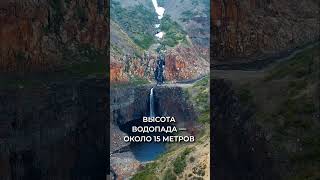 Водопад красиво льется