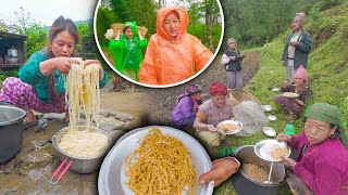 Veg Noodles Chowmein Recipe Cooking & Eating in Village || चौमिन बनाएर खेतालालाई बारीमा लगेर खाइयो