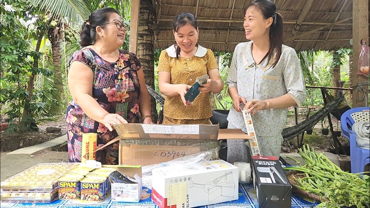 Quá Bắt Ngờ Khi Gia Đình Nhận Được Thùng Quà Lớn Còn Có Bao Lì Xì Tiền Đô | TKQ & Family T 2174