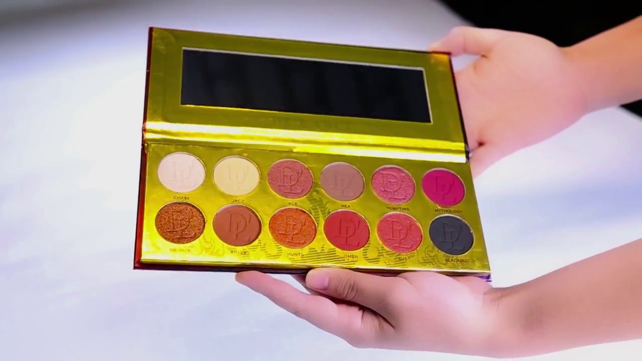 DE'LANCI: COMMENT TO WIN FREE SWATCH | glitter eye shadow palette