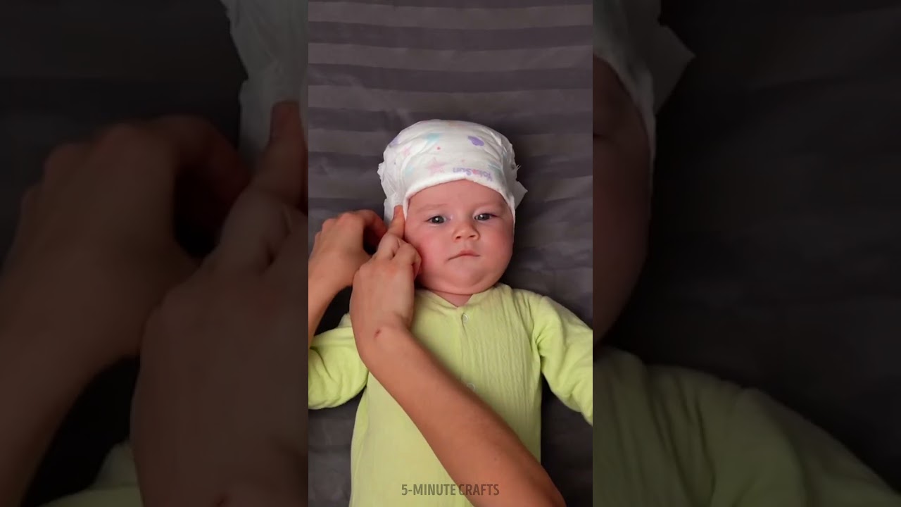 Adorable Baby Moment with a Smart Diaper Trick! 💡👶