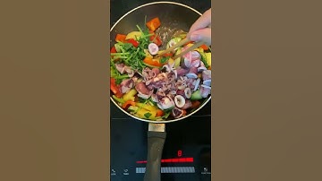 Mực xào với dưa leo, thơm và cà chua tươi ngon, đậm vị