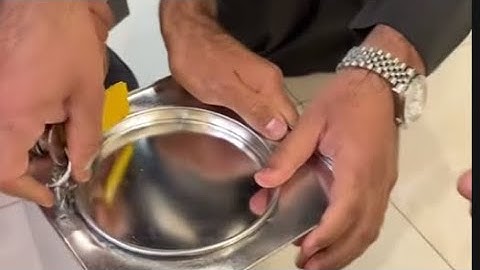 ‏أبو حصة جاب هدية لأبو عجيب تهاوشوا اخو عبد الرحمن من يفتح الهدية😂😂