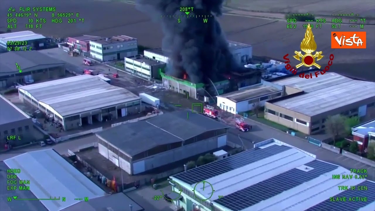 Incendio in azienda chimica a Novara, ecco l'enorme nube di fumo visibile da diversi chilometri