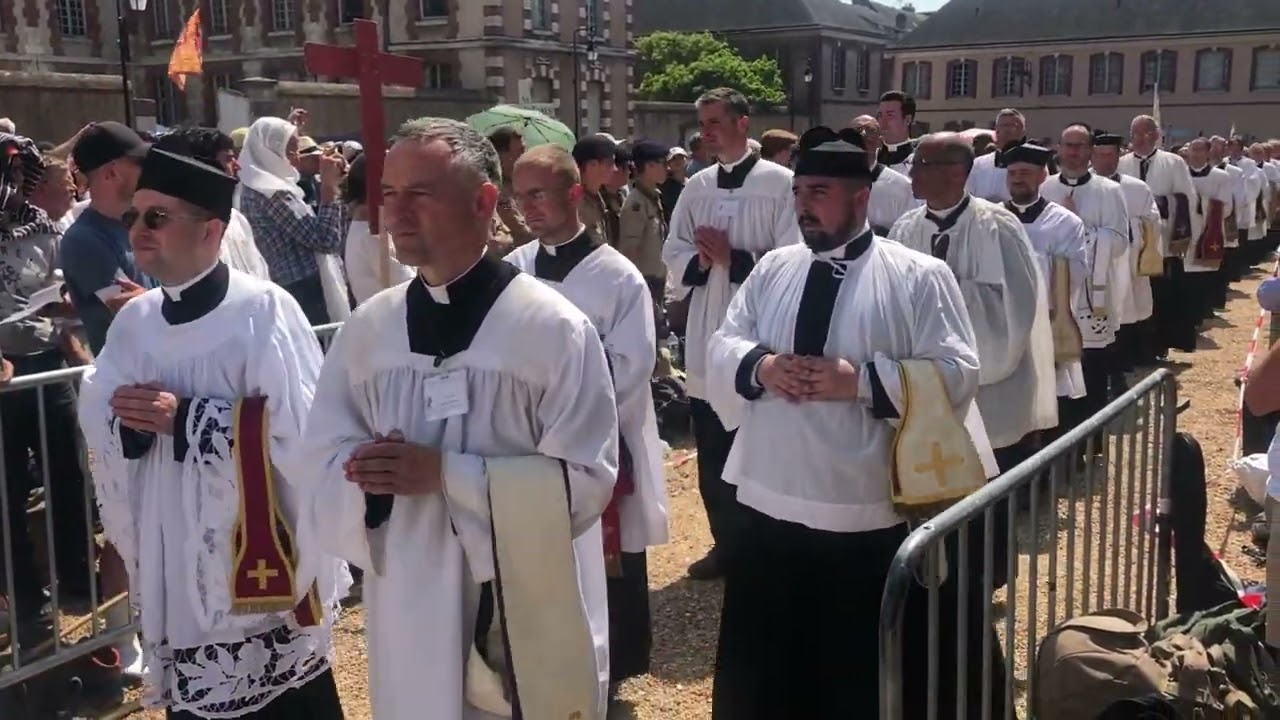 Paris - Chartres 2023 - Einzug von Priestern und Bischöfen