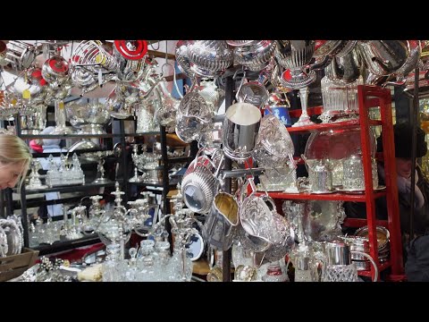 वीडियो: लंदन के पोर्टोबेलो रोड मार्केट में खरीदारी