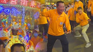 東南宮劉府千歲降駕(03:38)歡喜參拜封大千歲~另外兩位大神 ... 