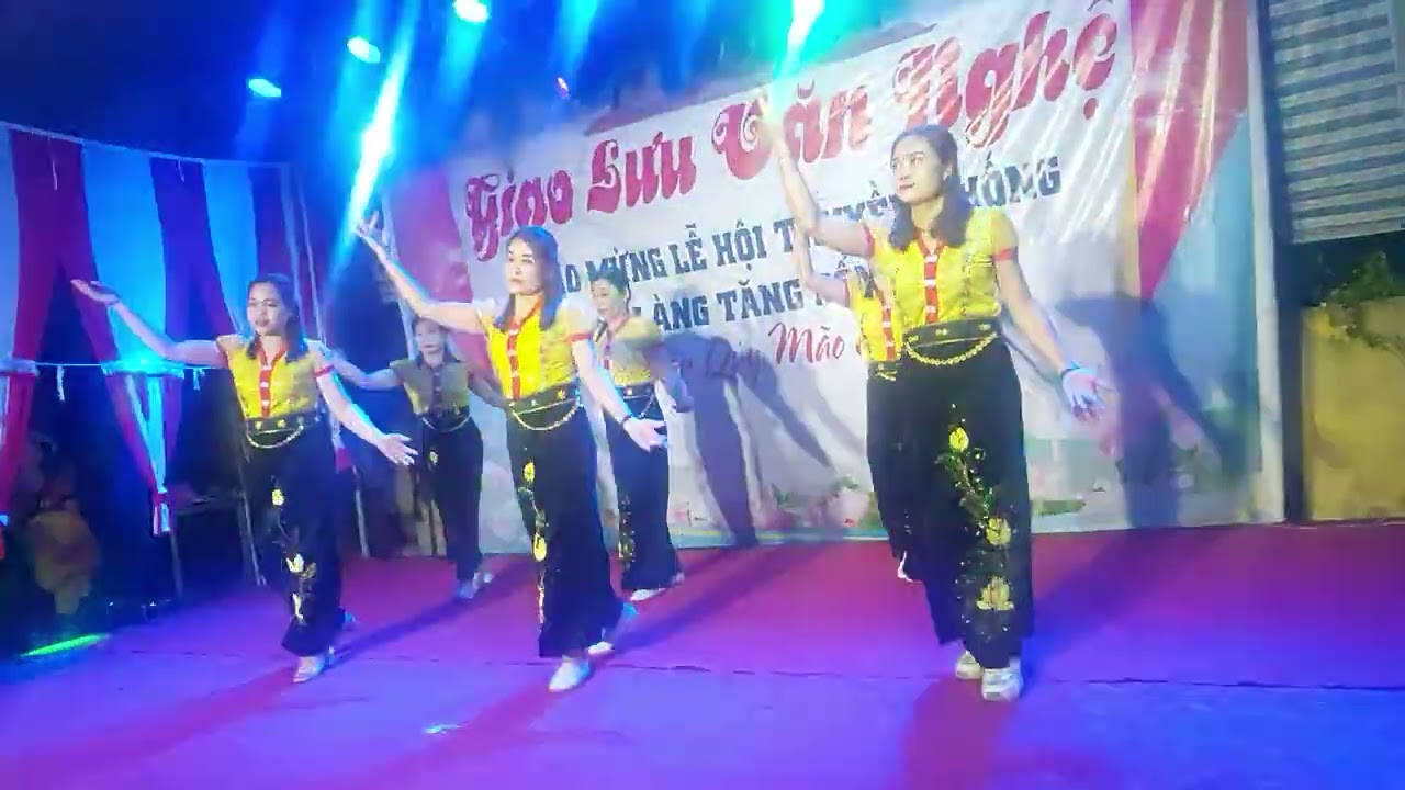 điệu múa gạo trắng Trăng thanh do câu lạc bộ thôn tăng bổng biểu diễn