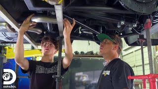 Padre e hijo trabajando en la renovación de un auto | Texas Metal | Discovery en español by Discovery en Español 1,725 views 7 days ago 10 minutes, 54 seconds