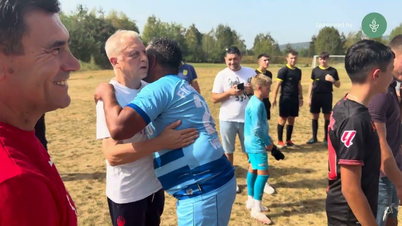 Kinderen voetballen tijdens het memorial toernooi bij Vlasinsko jezero