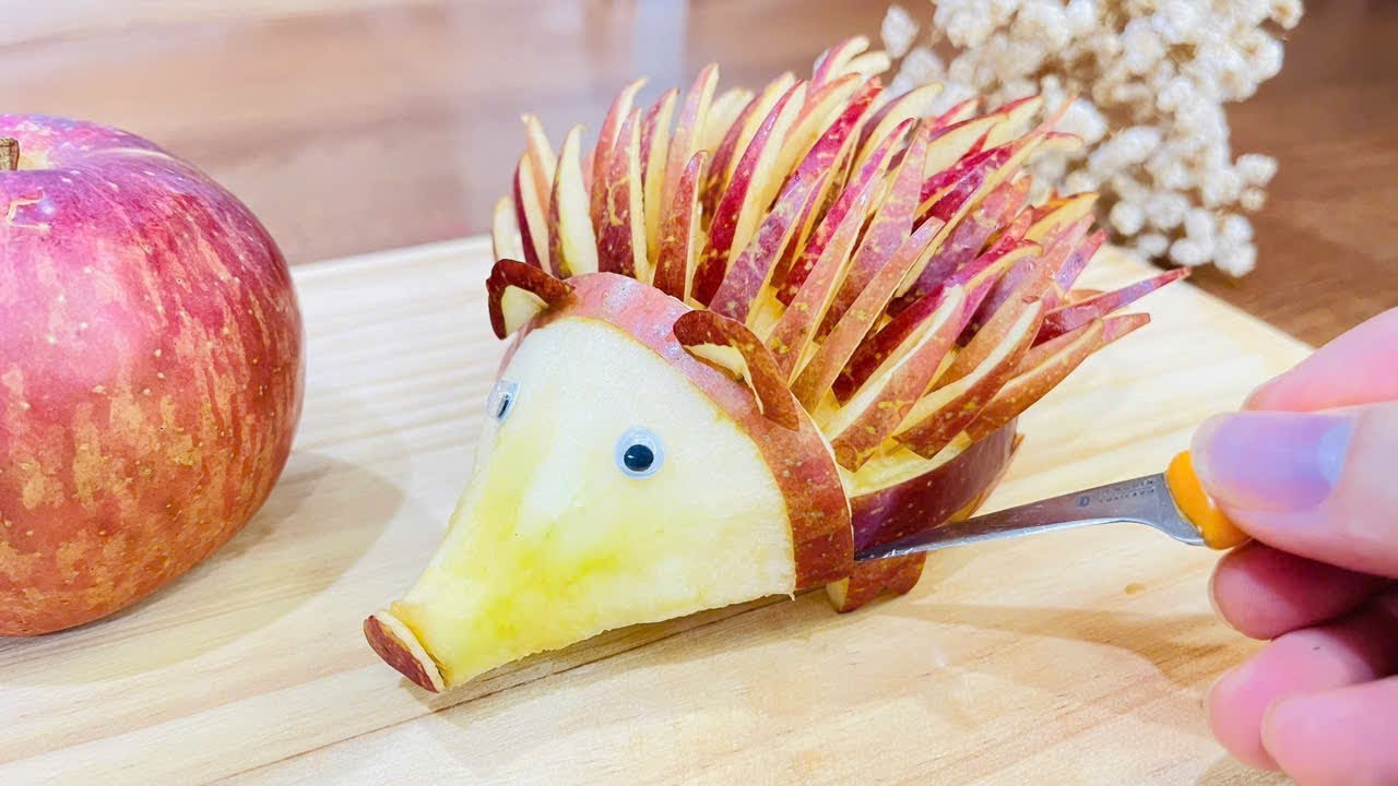 Niedlicher Igel aus Apfel – Kreative Obstkunst für festliche Dekoration