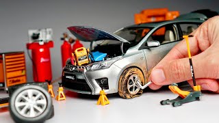 Miniature Toyota Yaris Tyre Puncture & Brake Fail - Changing Tyres 1:18 Scale Diecast Model screenshot 1