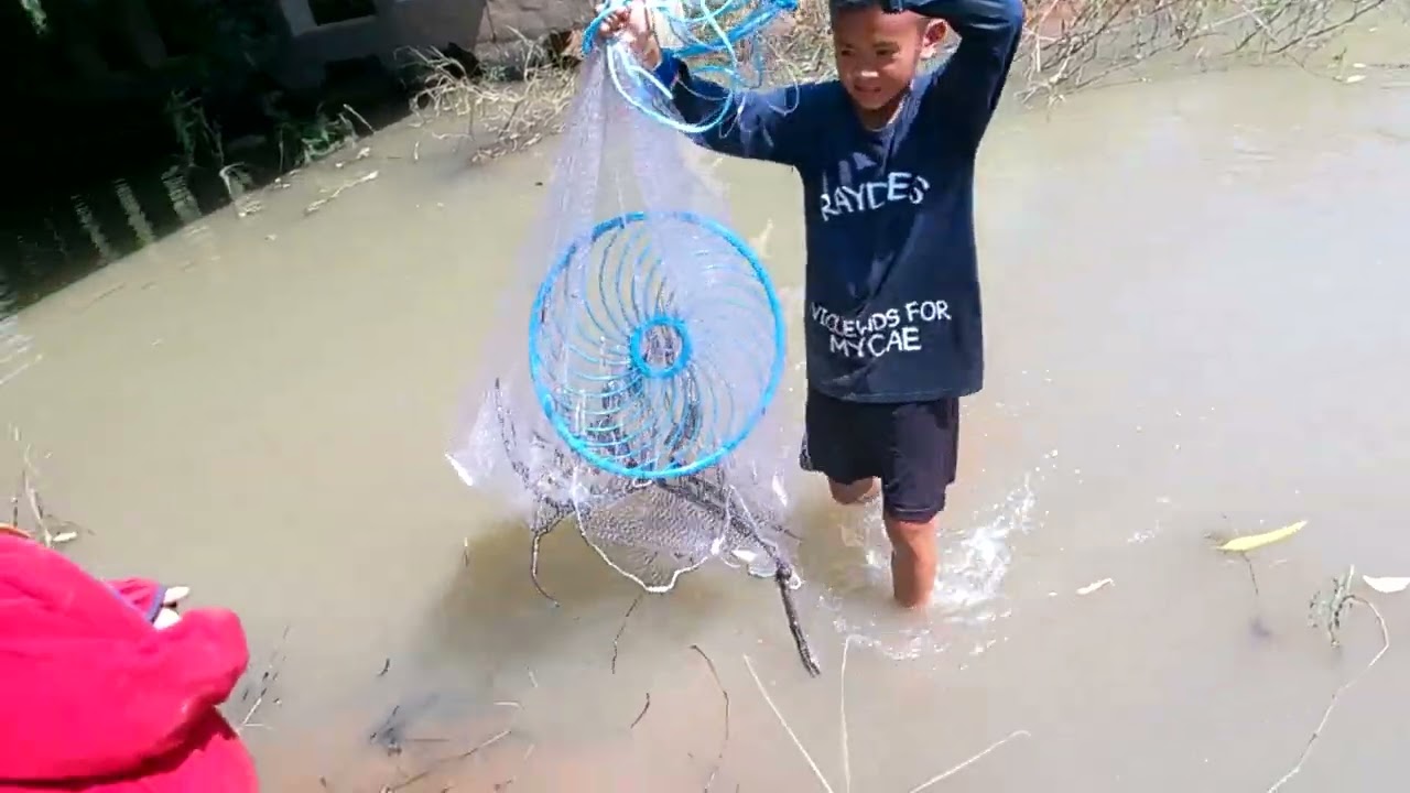 หว่านแหฝรั่งใต้สะพานที่วังสามหมอ