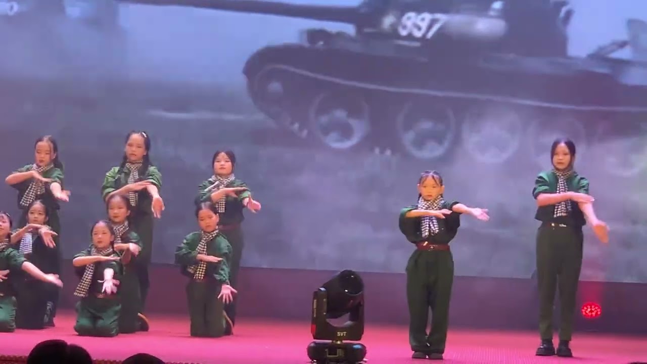 Nhảy “Đường lên phía trước” - HN điển hình tiên tiến phường Đình Bảng 