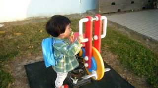 20091025 去港南國小坐搖搖馬