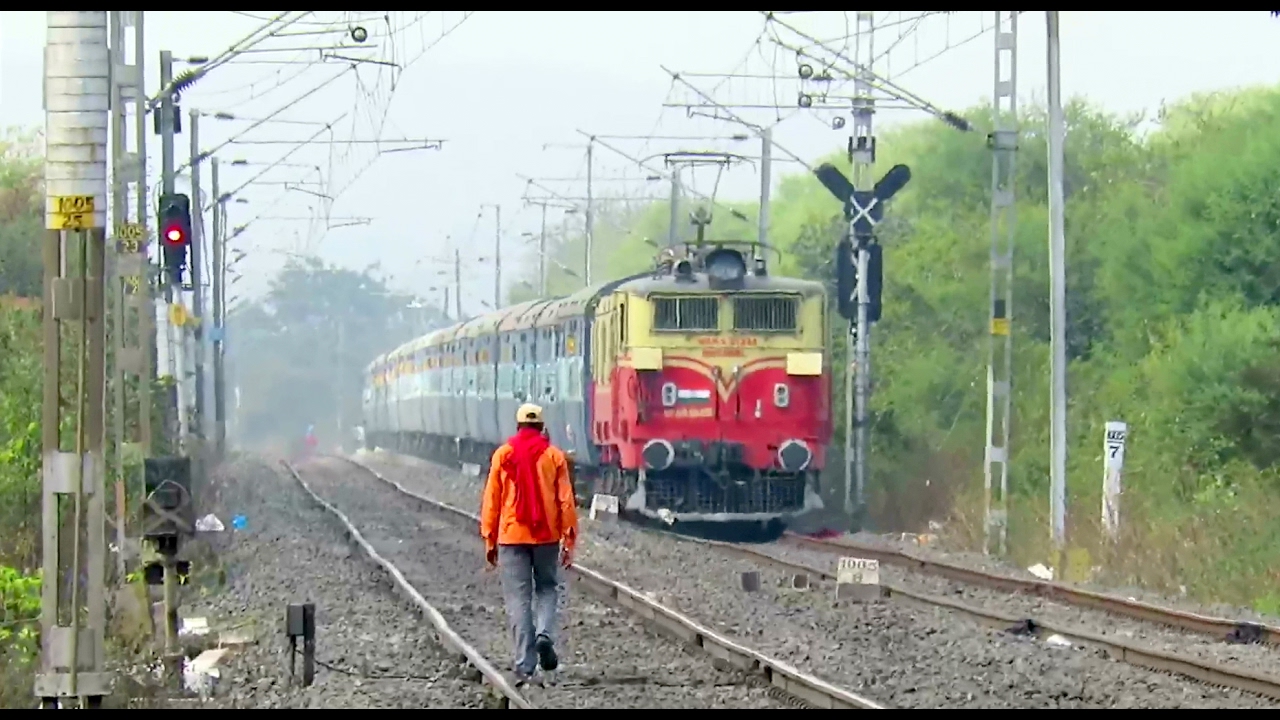 Legend On Fire : 34 Years Old WAM4 with Gondwana Express Knocks Kohli : Indian Railways