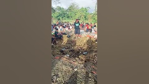 angkat  hasil masak bakar batu di timika Papua