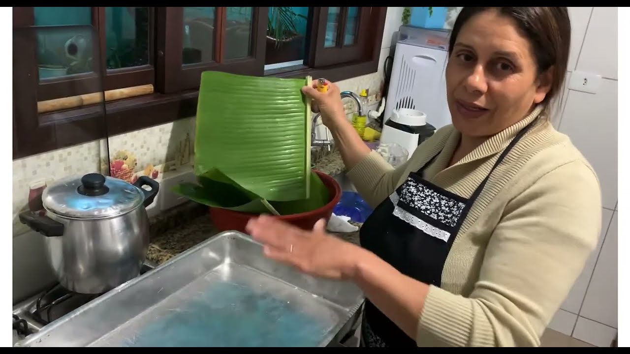 Fazendo beiju de mandioca na palha da bananeira