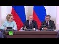 «Нарисовал как курица лапой»: Путин пошутил про свой почерк