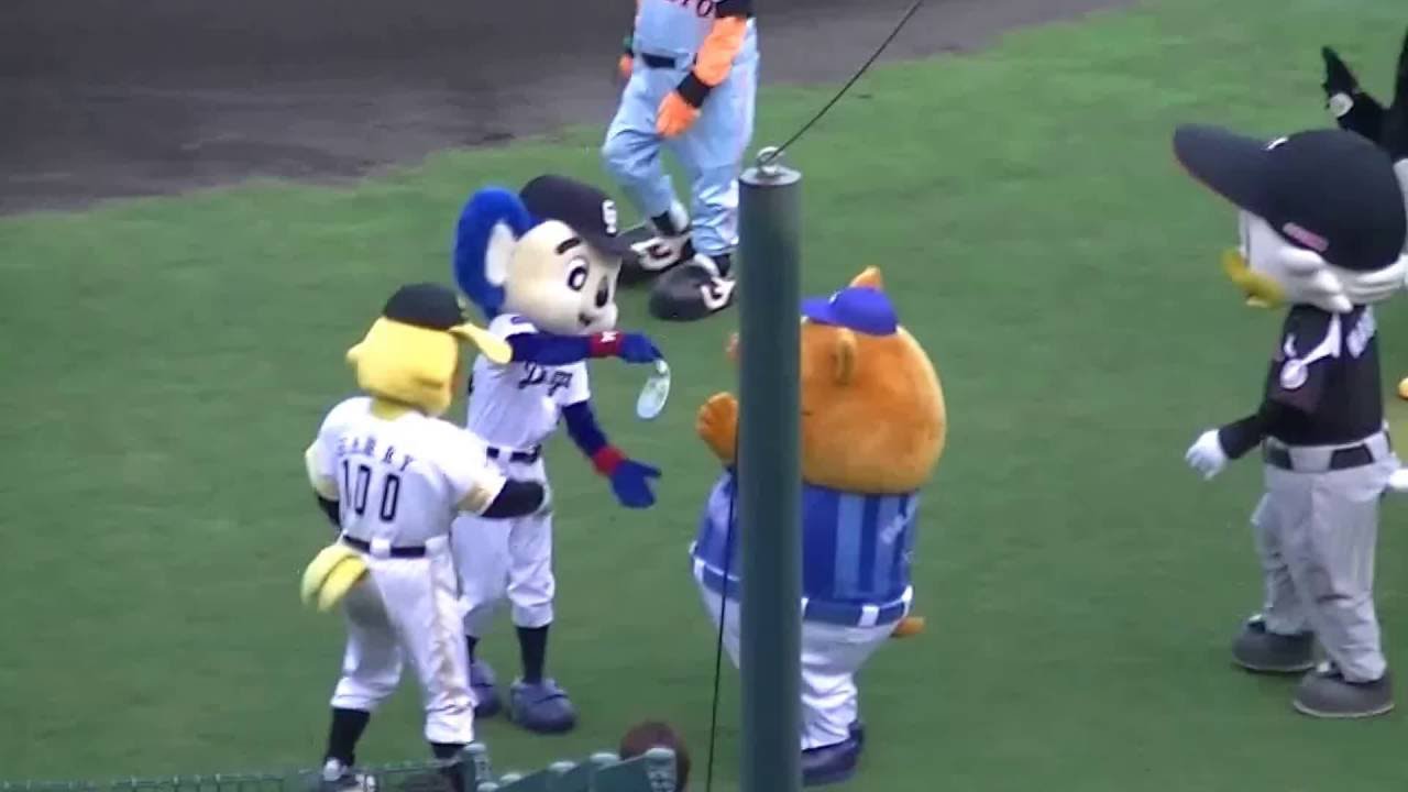 スターマンをうちわで扇いであげる優しいドアラ フレッシュオールスター16 倉敷マスカットスタジアム Youtube