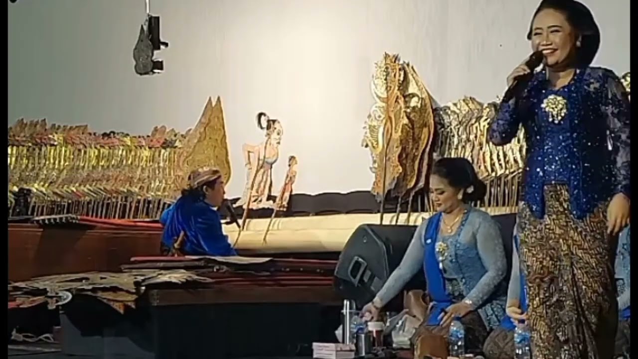 Cewek gaul eka uget uget limbukan wayang kulit Ki Anom Dwijo kangko live pojok watu  Sambong blora